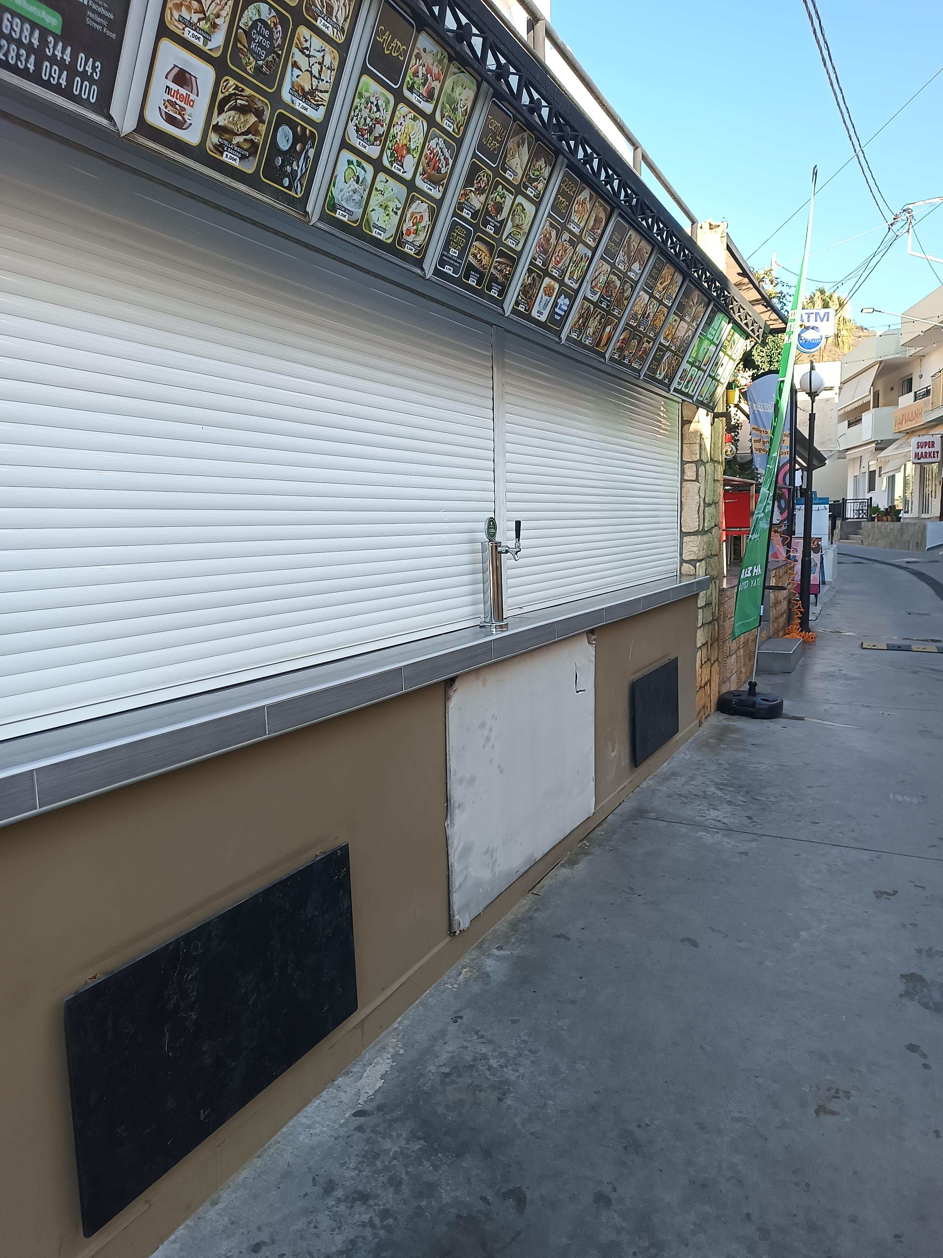 Уважаю греков. Закрытое утром заведение но "Спасательный кран" доступен.